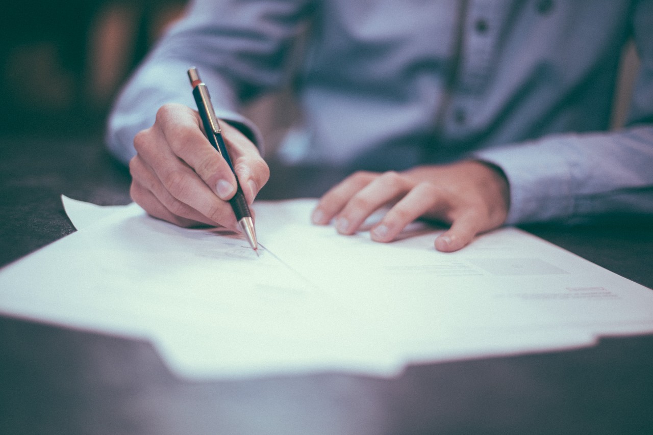 scott-graham-OQMZwNd3ThU-unsplash (1) contrat d'associés